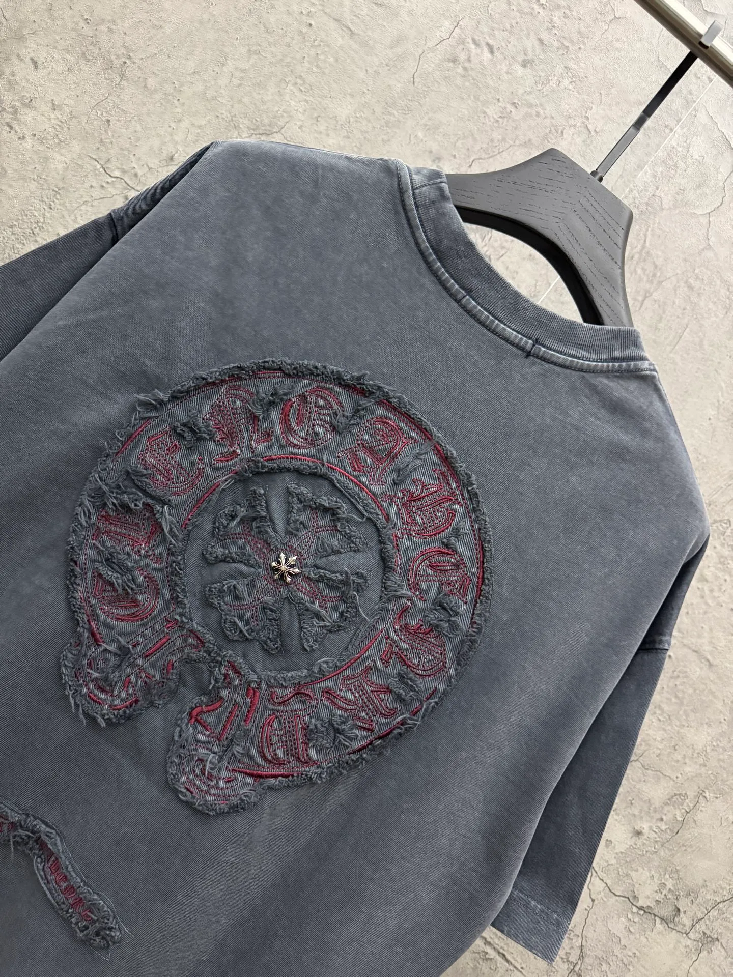 P240 top version, real shot without P, ​​different from market currency) 𝗖𝗵𝗿𝗼𝗺𝗲 𝗛𝗲𝗮𝗿𝘁𝘀/Croxin 2026 spring new original single counter American washed patch embroidered couple short sleeves 👑The highest version! Customized fabric 320 grams, washed and fried. Best-selling model at the counter. Very comfortable to wear. Accessories: Original molded and authenticated collar label➕100% silk wash label. Genuine purchase-grade original hangtag➕matching hanging rope➕3D hanging beads➕original packaging bag. Craftsmanship: The original version has consistent wiring! The highest version of the armhole matching technique! Color: Gray Black Size: S M L XL Style No.: 6602